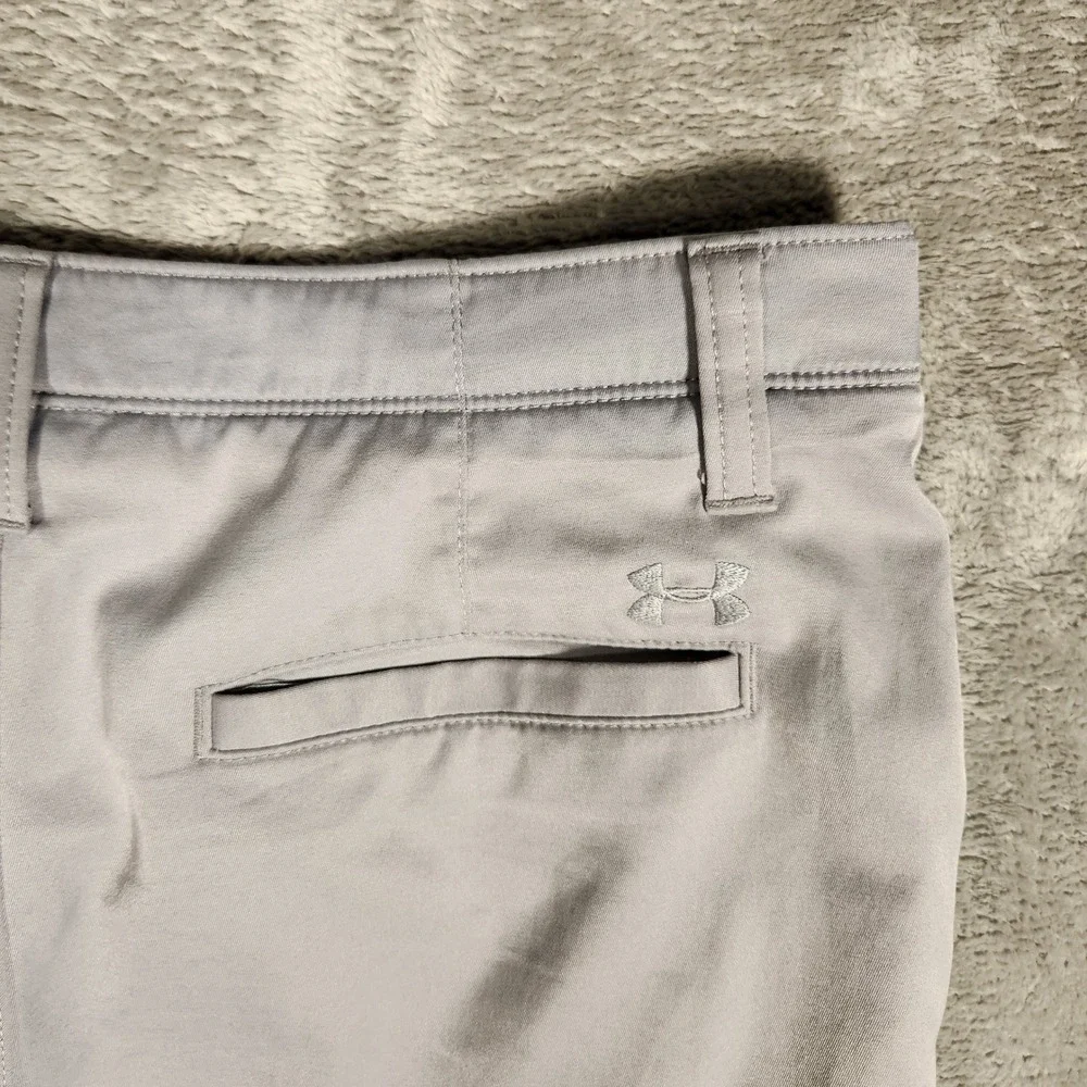 Under Armour‎ Golf Shorts Men's 16 Gray Style 1290349 Loose Fit